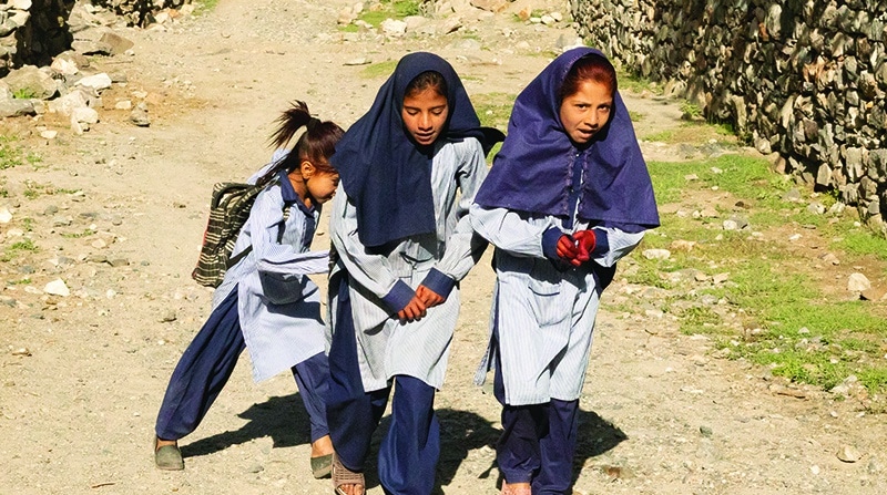 School girls in Tashnalut Tameer